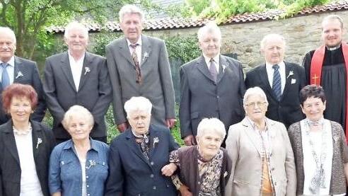 Unser Bild zeigt die Diamantenen Konfirmanden: (vorne, von links) Wolfgang Wollnik, Ingrid Liebelt, Marianne Rosa, Elfriede Voit, Berta Röder, Ingeborg Hanisch, Annelie Grüning, Ingeborg Degelmann; (hinten, von links) Manfred Geyer, Alfred Rosa, Walter Angermann, Helmut Schubert, Hermann Hahn und Pfarrer Martin Fleischmann.