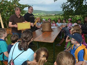 So sehen Waben mit Wachsdeckelung vor dem Schleudern aus. Nach dem Schleudern erhält man leckeren Honig, erklären Imker Stefan Scherbel (r.) und 3. Bürgermeister Klaus Dressel den Kids. Foto: K.-H. Hofmann