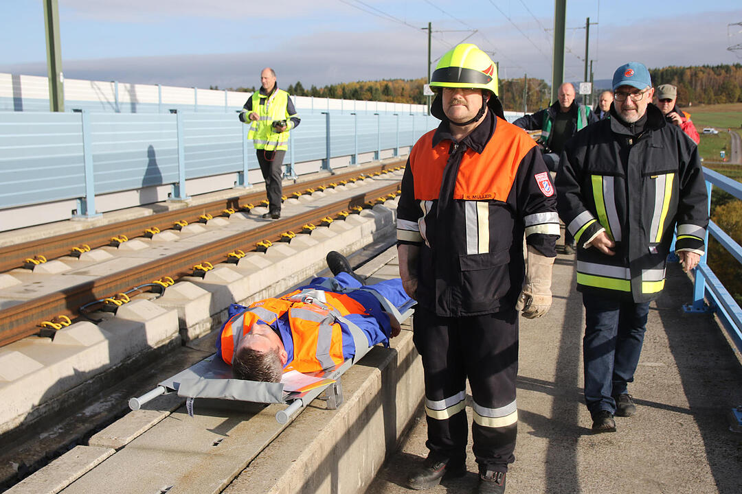 Coburg: Üben für den Ernstfall – Rettungskräfte und Statisten stellen ICE-Katastrophe nach