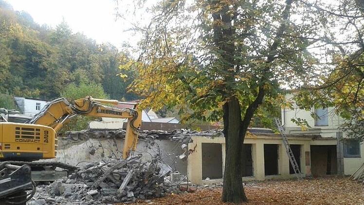 In der zweiten Oktoberhälfte ging es der Kegelbahn an den Kragen: Ein Bagger machte das Gebäude platt. Dahinter liegt die Stadtmauer.privat