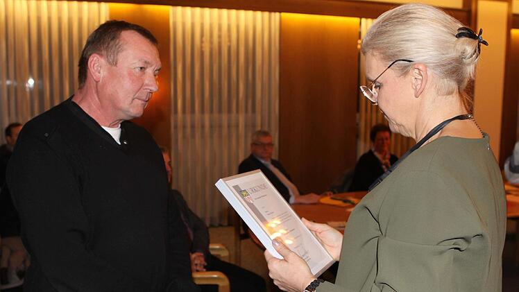 Bürgermeisterin Susanne Grebner überreicht die Verleihungsurkunde an  Reiner Fischer.Michael Wunder