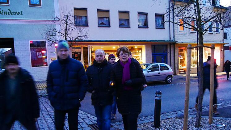 Bürgermeisterin Elke Protzmann (re.) begleitet Ramazan  Kurt zur Stadtkirche Sankt Georg.Manja von Nida