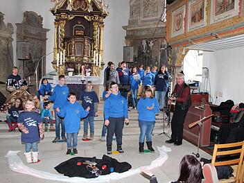 Die "Kids vom Ring" der Petra-Döring-Schule begeisterten bei einem Konzert in der Schmölzer Pfarrkirche St. Laurentius. Mit im Bild Tom Sauer und (rechts) Pfarrer Gerald Munzert. Rainer Glissnik