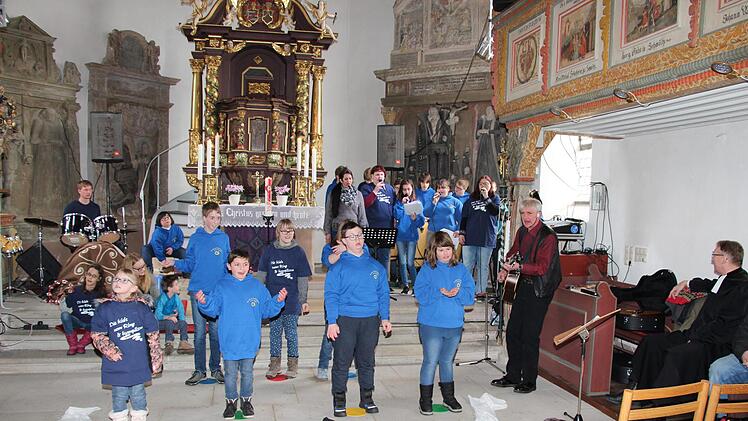 Die "Kids vom Ring" der Petra-Döring-Schule begeisterten bei einem Konzert in der Schmölzer Pfarrkirche St. Laurentius. Mit im Bild Tom Sauer und (rechts) Pfarrer Gerald Munzert. Rainer Glissnik