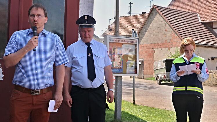 Bürgermeister Wolfram Thein, Kommandant Wolfgang Harnauer und Vera Welz (von links) begrüßten die Gäste bei der Gründung der Kinderfeuerwehr und gaben Erläuterungen dazu.Helmut Will