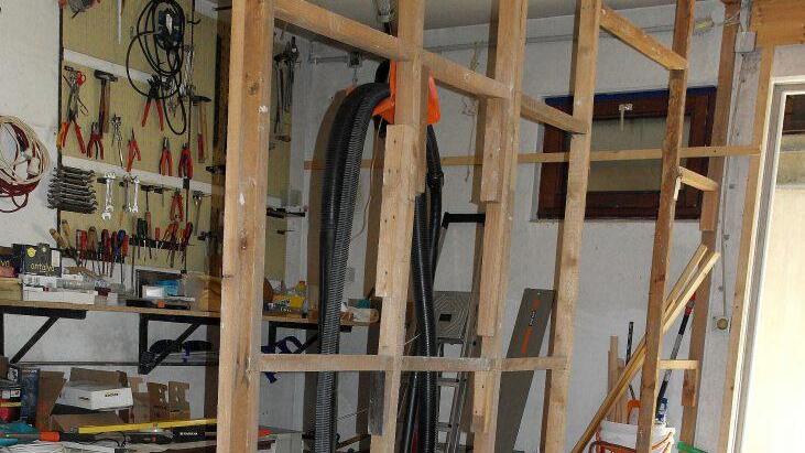 Mehrere Fliesen und die Zwischenwand in der Werkstatt, von der nur noch das Holzgerüst steht, wurden vom Wasser weggespült.