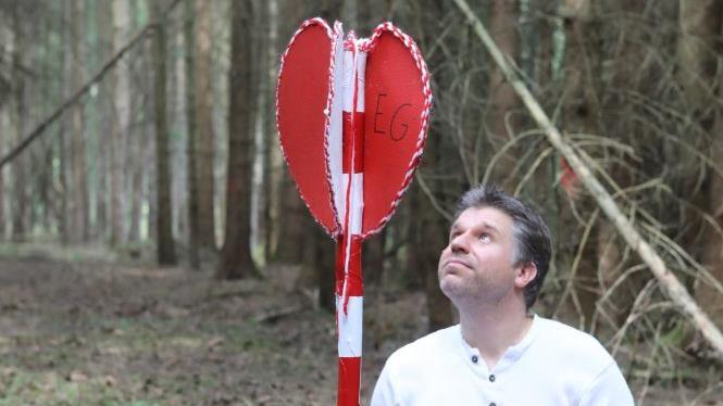 Ringsum Fichten - so wie am Einschlagort des Pfeils ist der Limmersdorfer Forst längst nicht mehr. Foto: Barbara Herbst