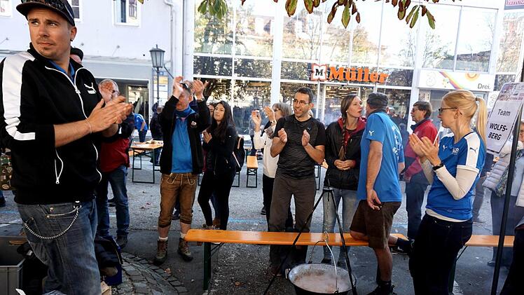 Gute Stimmung herrschte am Stand der Herzogenauracher Kerwasburschen, auch wenn man keinen Spitzenplatz belegte.