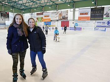 Jennifer Werner  aus Maßbach (links) ist mit Danielle Lerner aus den USA zum Eislaufen in die Bad Kissinger Eissporthalle gekommen.Heike Beudert