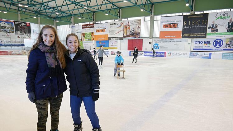 Jennifer Werner  aus Maßbach (links) ist mit Danielle Lerner aus den USA zum Eislaufen in die Bad Kissinger Eissporthalle gekommen.Heike Beudert