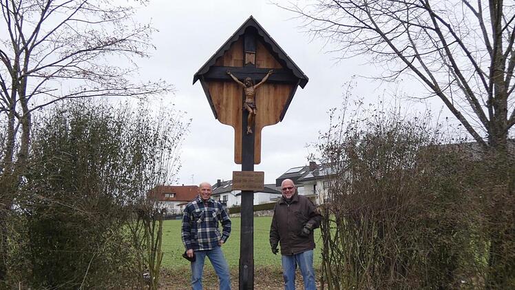 Dieter Pischel (links) und Peter Bohnengel (rechts) haben sehr viel Zeit in die Restaurierung des Holzkreuzes gesteckt.
