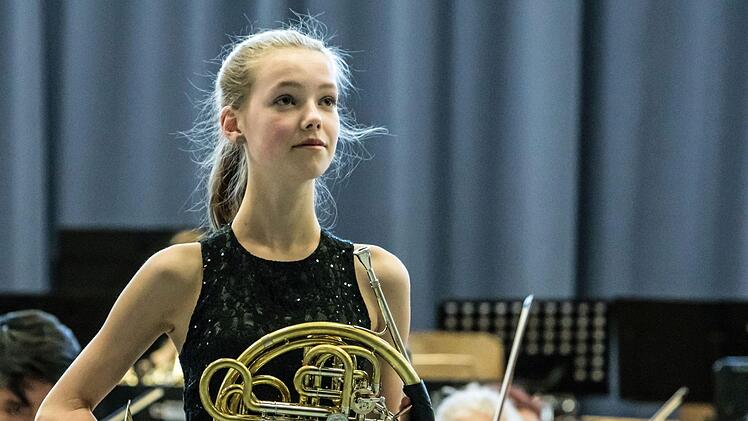 Begeisterten Beifall gab es beim Gastspiel des Jugendsymphonieorchesters Oberfranken in der Frankenhalle Neustadt. Umjubelte Solistin unter der Leitung von Till Fabian Weser war die junge Hornistin Sophia Reuter.Foto: Jochen Berger