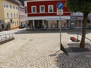 Zwei Blumenkübel werden zur Entschleunigung des Verkehrs auf Höhe der Judengasse und am Marktplatz aufgebaut. Ein weiterer soll gegenüber des Brunnens stehen. Foto: Julia Raab
