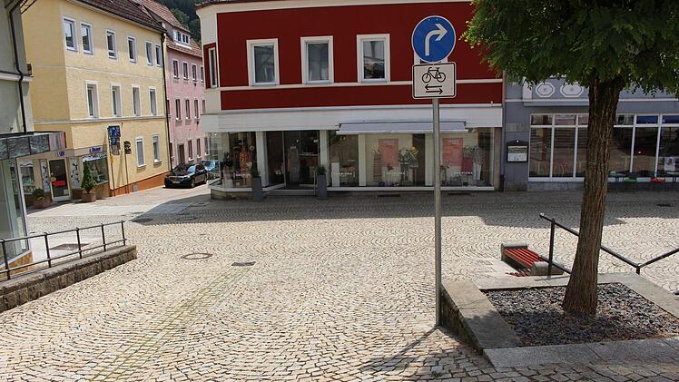 Zwei Blumenkübel werden zur Entschleunigung des Verkehrs auf Höhe der Judengasse und am Marktplatz aufgebaut. Ein weiterer soll gegenüber des Brunnens stehen. Foto: Julia Raab