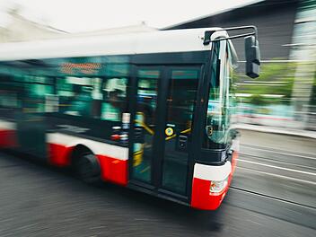 An den Adventssamstagen kostenlos Busfahren - das geht dieses Jahr in mehreren St&auml;dten. Symbolfoto: chlabala/Adobe Stock