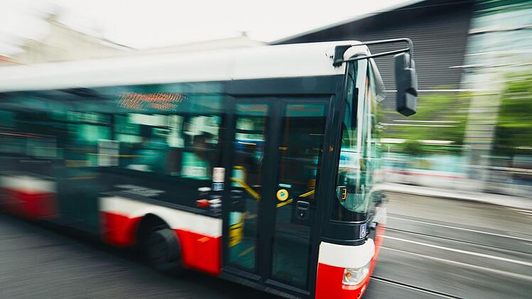 An den Adventssamstagen kostenlos Busfahren - das geht dieses Jahr in mehreren Städten. Symbolfoto: chlabala/Adobe Stock