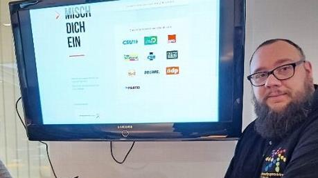 Alexander Müller zeigt die Internetseite, auf der die Ergebnisse der Misch-dich-ein-Kampagne zu sehen sind. Foto: sjr