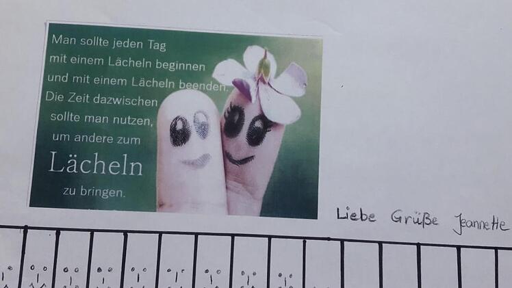 Jeannette Binsteiner aus Arnshausen wollte sich und anderen helfen und verschenkt nun Lächeln zum Mitnehmen. Eine Idee, die nicht nur in dem Stadtteil ankommt. Jeannette Binsteiner
