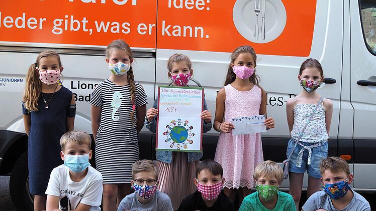 Die Kommunionkinder aus Reiterswiesen und Arnshausen bei der Spendenübergabe an die versteckten Engel Foto Natascha d‘Angelo