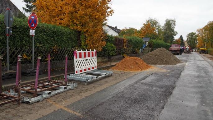 Der Markt Hirschaid hatte bereits im Vorfeld des symbolischer Spatenstichs die Straße aufgemacht, um entsprechende Sanierungsarbeiten an Wasser- und Abwasserleitungen auszuführen.Andrea Spörlein