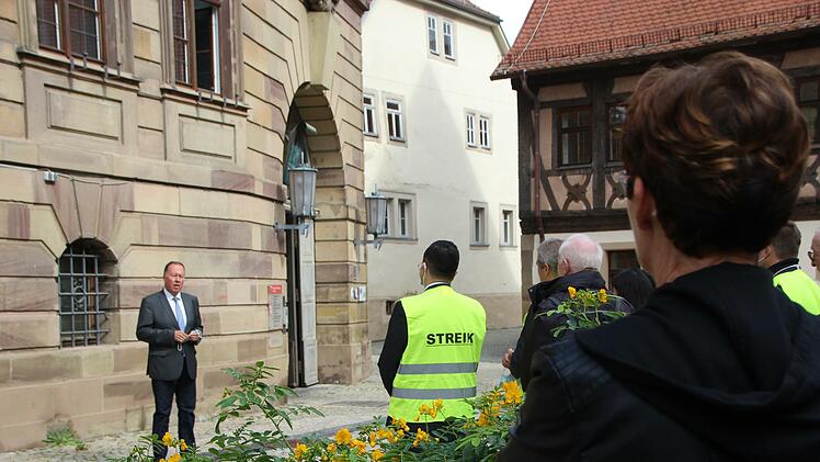 Gerhard Schneider, der geschäftsleitende Beamte war von der Demo überrascht.  Foto: Johannes Schlereth