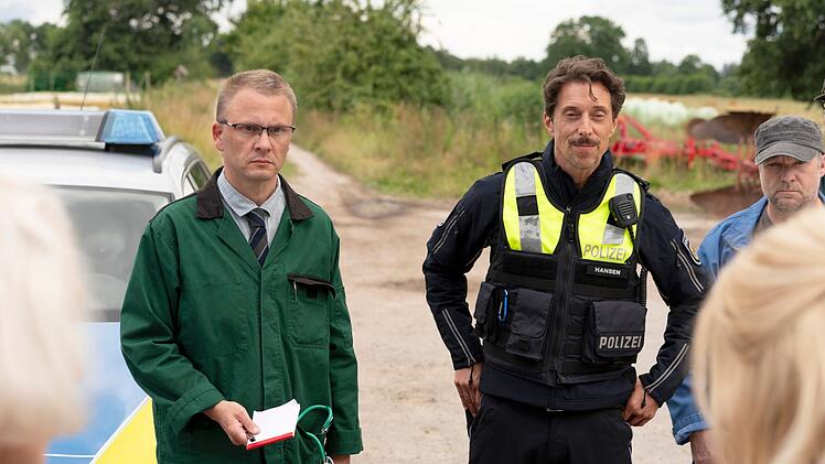 Polizist Jens Hansen (Michael Pink, Mitte) treibt die Ermittlungen mehr schlecht als recht vorn.