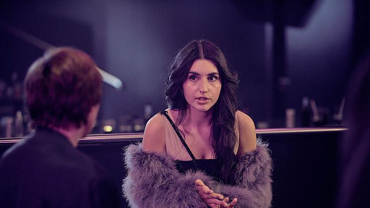 Shirin Mirsa (Awin Erfany, rechts) ist die Freundin des Hauptverd&auml;chtigen. Sie erz&auml;hlt Franziska Tobler (Eva L&ouml;bau), wie sehr sich ihr Partner - zum Positiven - ver&auml;ndert hat.