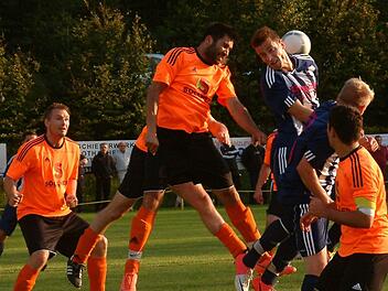 Per Kopfball kann nach einem Eckstoß der Kleintettauer Ali Cekic vor dem Dürrenwaider Drechsler klären.  Philip Kittel (links) muss nicht eingreifen.  Foto:  Hans Franz