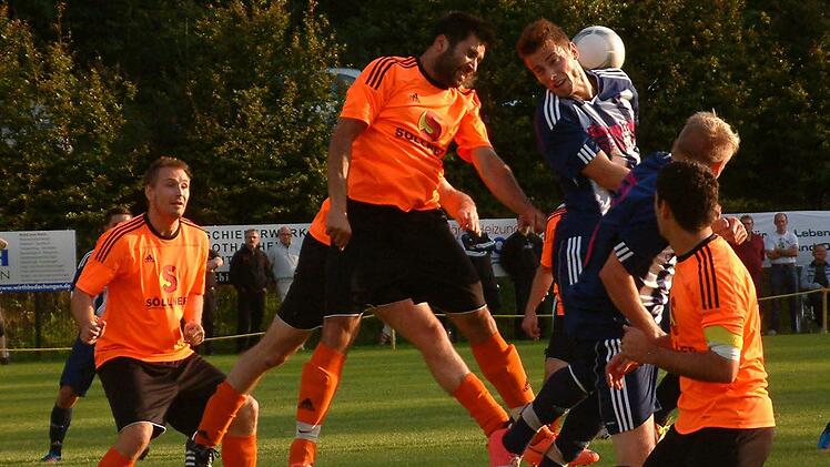 Per Kopfball kann nach einem Eckstoß der Kleintettauer Ali Cekic vor dem Dürrenwaider Drechsler klären.  Philip Kittel (links) muss nicht eingreifen.  Foto:  Hans Franz