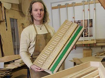 Christoph M. Pesch fertigt Instrumente aus heimischem Holz. Foto: Josef Hofbauer