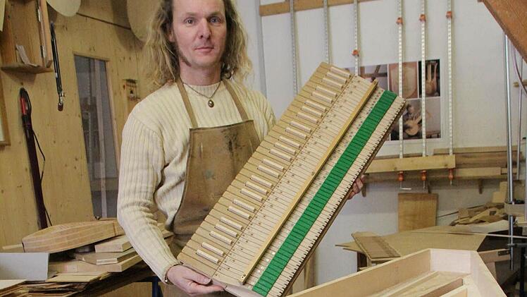 Christoph M. Pesch fertigt Instrumente aus heimischem Holz. Foto: Josef Hofbauer