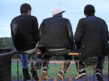 Junge Männer in der Gemeinschaftsunterkunft in Volkers.  Foto: Ulrike Müller