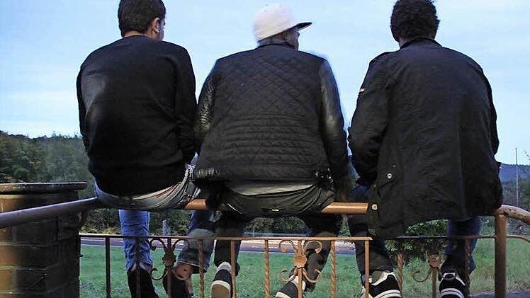 Junge Männer in der Gemeinschaftsunterkunft in Volkers.  Foto: Ulrike Müller