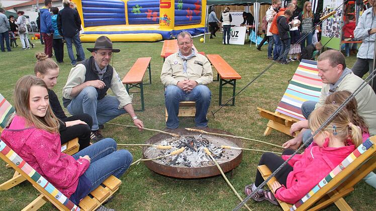 Entspannt ging es bei der Deutschen Pfadfinderschaft Sankt Georg zu, die mit Stockbrotbacken und einem Lagerfeuer aufwartete.