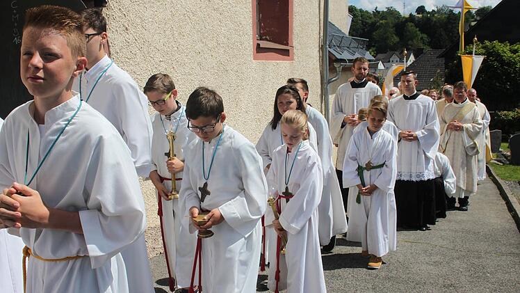 Einzug der Ministranten. Foto: Veronika Schadeck