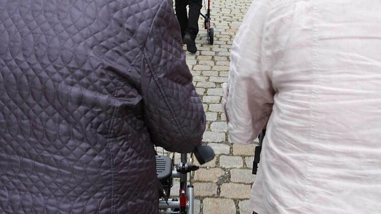Bei einem Kurs für Rollator-Fahrer sollen Senioren lernen, wie sie ihr Gefährt am bestenbenutzen. Edgar Kast gibtTipps und macht Mut. Foto: Carmen Schmitt