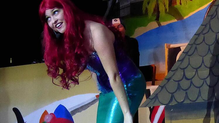 Steffi Wegmann als Nixe Irene, die Sirene. Foto: Ahnert