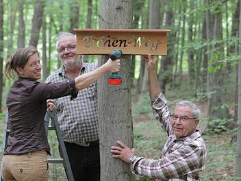 Birgit Badde (von links), Joachim Manke  und Kurt Müller bringen gemeinsam die Holz-Schilder an. Foto: Thomas Dill