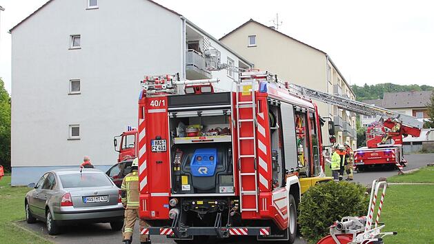 Mit mehreren Fahrzeugen, darunter eine Drehleiter, r&uuml;ckte die Feuerwehr an.  Klaus Schmitt