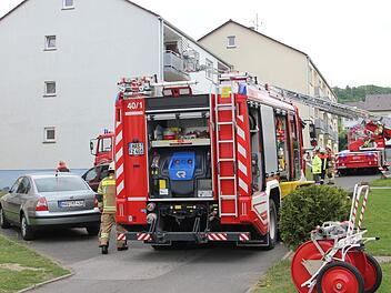 Mit mehreren Fahrzeugen, darunter eine Drehleiter, rückte die Feuerwehr an.  Klaus Schmitt