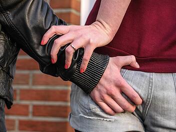 Junge und auch ältere Damen, die sich sexuell belästigt oder bedrängt fühlen, bekommen bei der Frauennotruf-Beratungsstelle Hilfe.  Symbolfoto: Christopher Schulz
