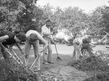 Das Miteinander mit  Gläubigen war P. Christoph Weberbauer (Mitte) immer wichtig, egal ob im Gebet oder wie hier 1985  beim gemeinsamen Anpacken im Jugendhaus in Münnerstadt. Die Einrichtung hatte er mit aufgebaut und lange Jahre geleitet.Archiv/ Heike Beudert