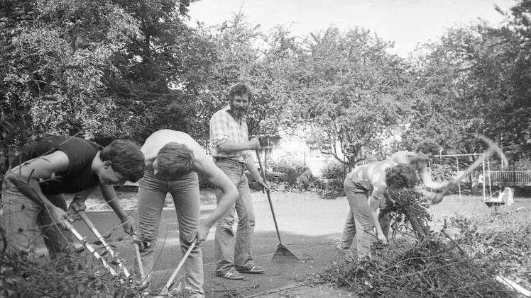 Das Miteinander mit  Gläubigen war P. Christoph Weberbauer (Mitte) immer wichtig, egal ob im Gebet oder wie hier 1985  beim gemeinsamen Anpacken im Jugendhaus in Münnerstadt. Die Einrichtung hatte er mit aufgebaut und lange Jahre geleitet.Archiv/ Heike Beudert