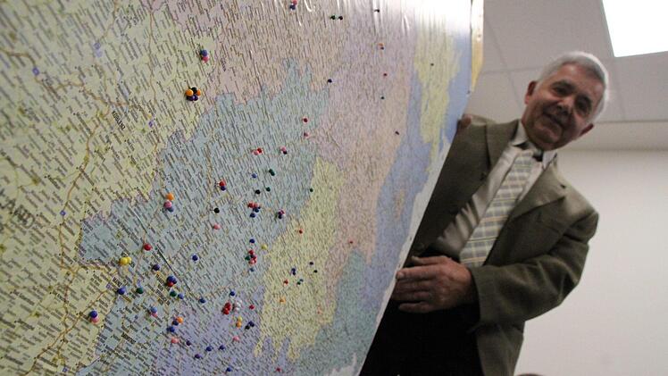 Beim Bau des Hauses halfen Gläubige aus ganz Deutschland. Gerald Ziegler zeigt, woher die Helfer kamen. Foto: Ulrike Müller