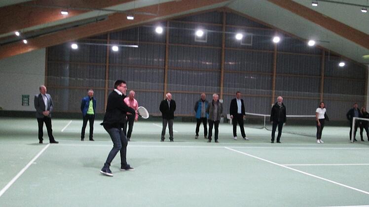 Matchball für Hallenspiele bei neuer Illuminierung der Tennishalle. Da nahm sogar Bürgermeister Armin Warmuth das Rack in die Hand.  Winfried Ehling