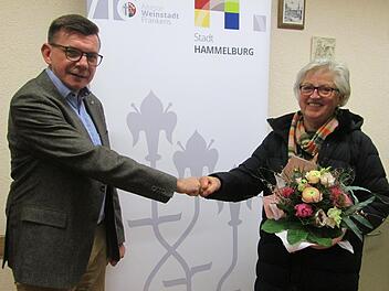 Bürgermeister Armin Warmuth gratulierte und dankte der neugewählten Ortssprecherin von Feuerthal, Betty Vogler, für ihre Bereitschaft zur Übernahme des Amts.