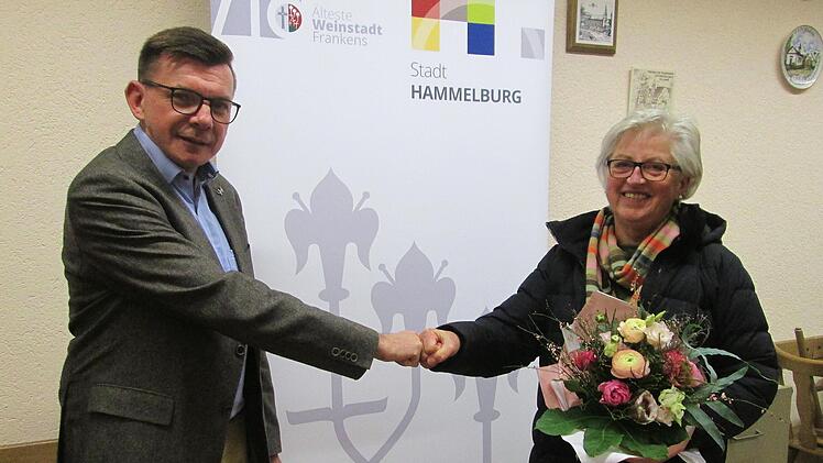 Bürgermeister Armin Warmuth gratulierte und dankte der neugewählten Ortssprecherin von Feuerthal, Betty Vogler, für ihre Bereitschaft zur Übernahme des Amts.