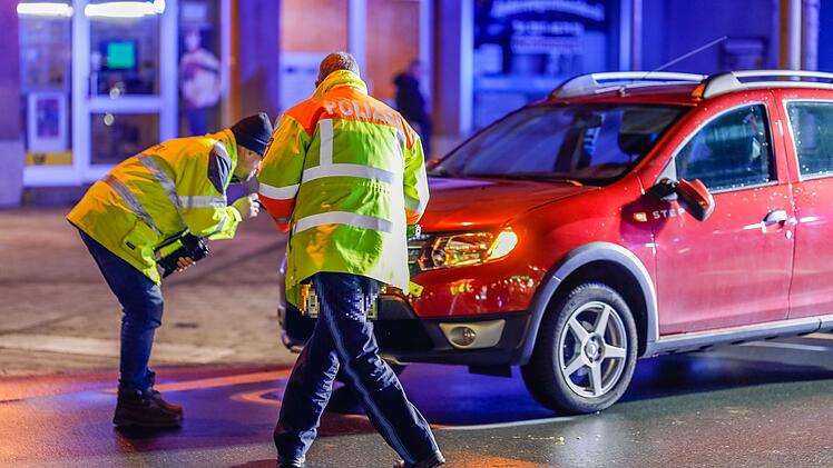 Auto erfasst Fußgänger: 61-Jähriger muss vor Ort reanimiert werden