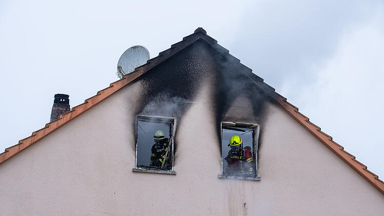 Brand in Dachgeschosswohnung: Eine Person verletzt