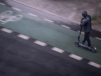 E-Scooter-Fahrer nach Unfall im Kreis Erlangen-H&ouml;chstadt in Klinik gebracht